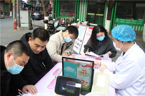 用熱血為冬日儲備一份溫暖 ——漢濱區(qū)委區(qū)政府組織開展冬季應(yīng)急獻(xiàn)血活動(dòng)