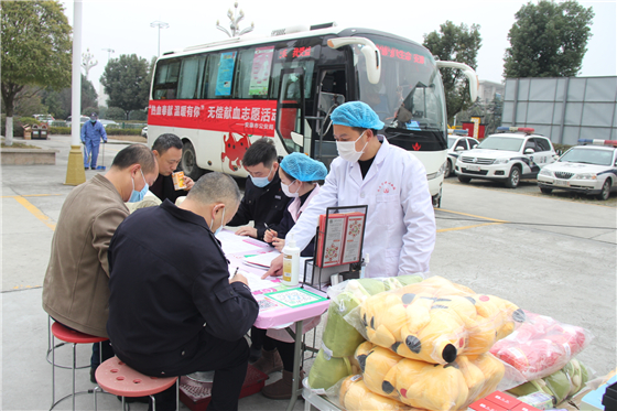 人民警察一心為民，捋袖捐血鐵血柔情——安康市公安局積極開展冬季獻(xiàn)血活動