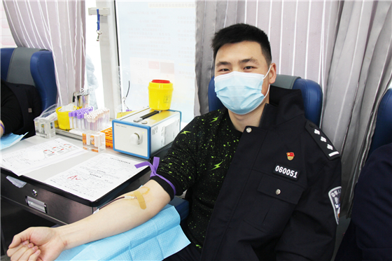 人民警察一心為民，捋袖捐血鐵血柔情——安康市公安局積極開展冬季獻(xiàn)血活動