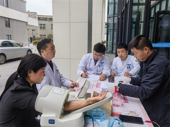 一“臂”之力，踐行醫(yī)者擔(dān)當(dāng)——安康市中心血站聯(lián)合漢濱區(qū)第三人民醫(yī)院開展無償獻(xiàn)血活動(dòng)