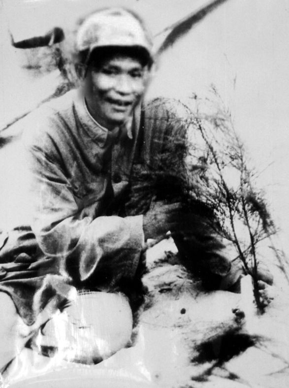 谷文昌與試種成活的木麻黃（資料照片）。