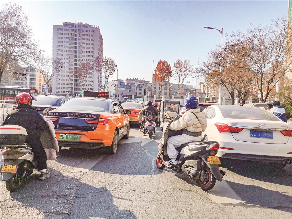 “多車”混行的機(jī)動(dòng)車道
