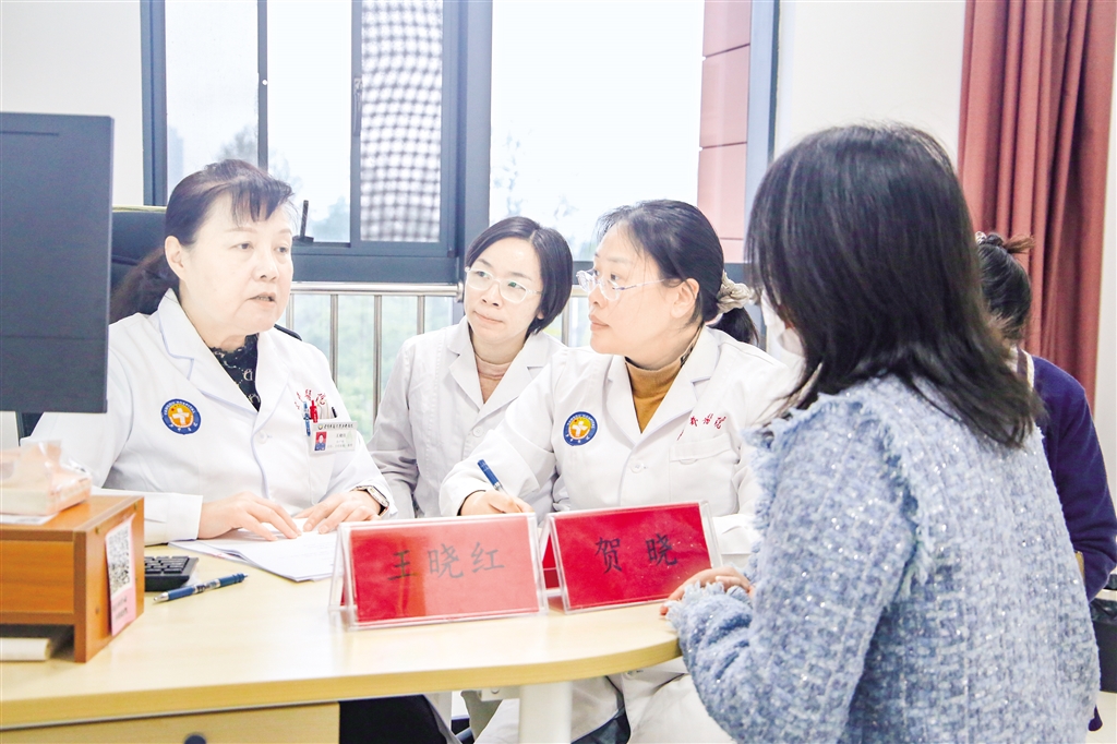 空軍軍醫(yī)大學(xué)唐都醫(yī)院王曉紅教授帶領(lǐng)團(tuán)隊(duì)開展義診