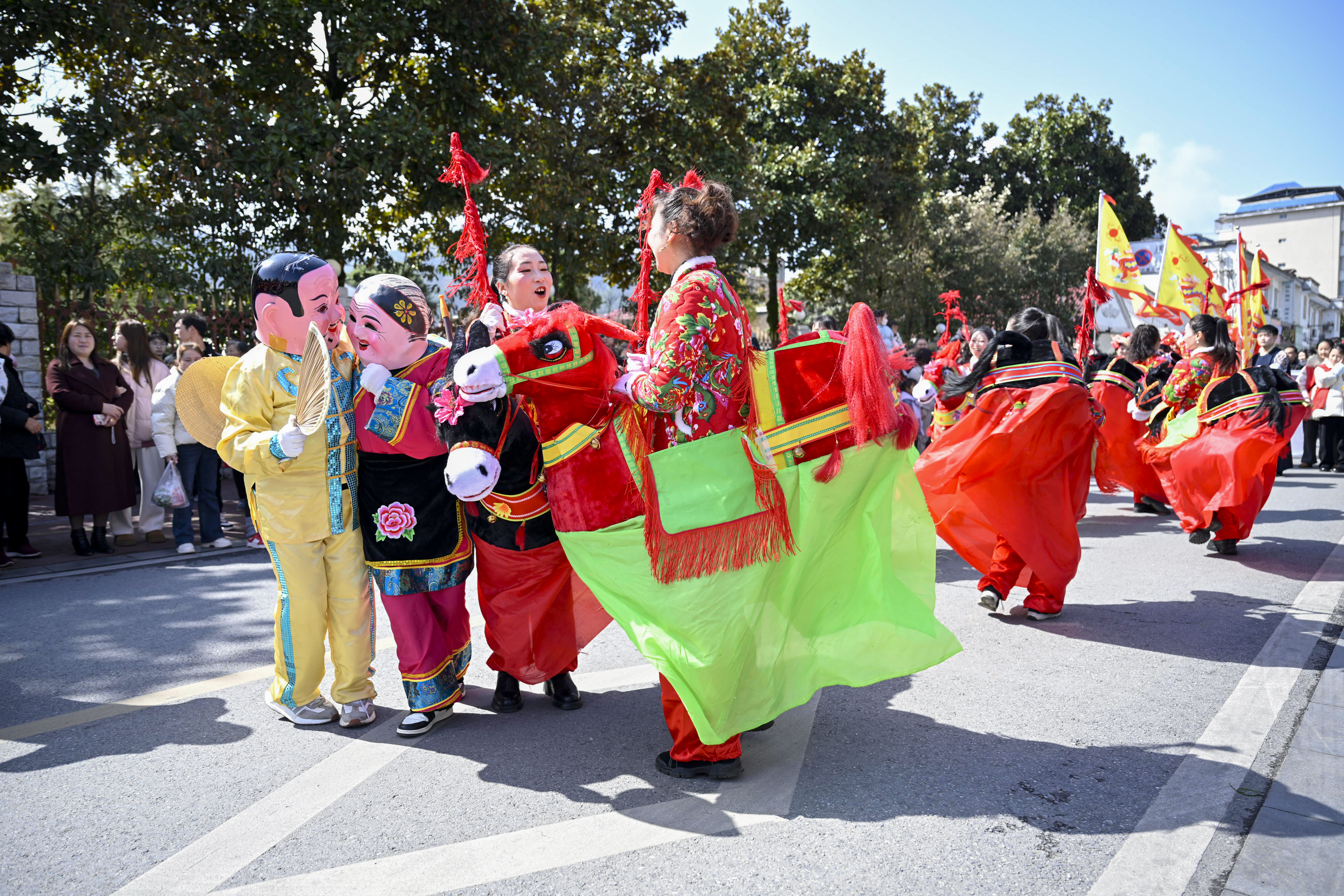 充滿(mǎn)鄉(xiāng)土氣息的節(jié)目深受群眾喜愛(ài)