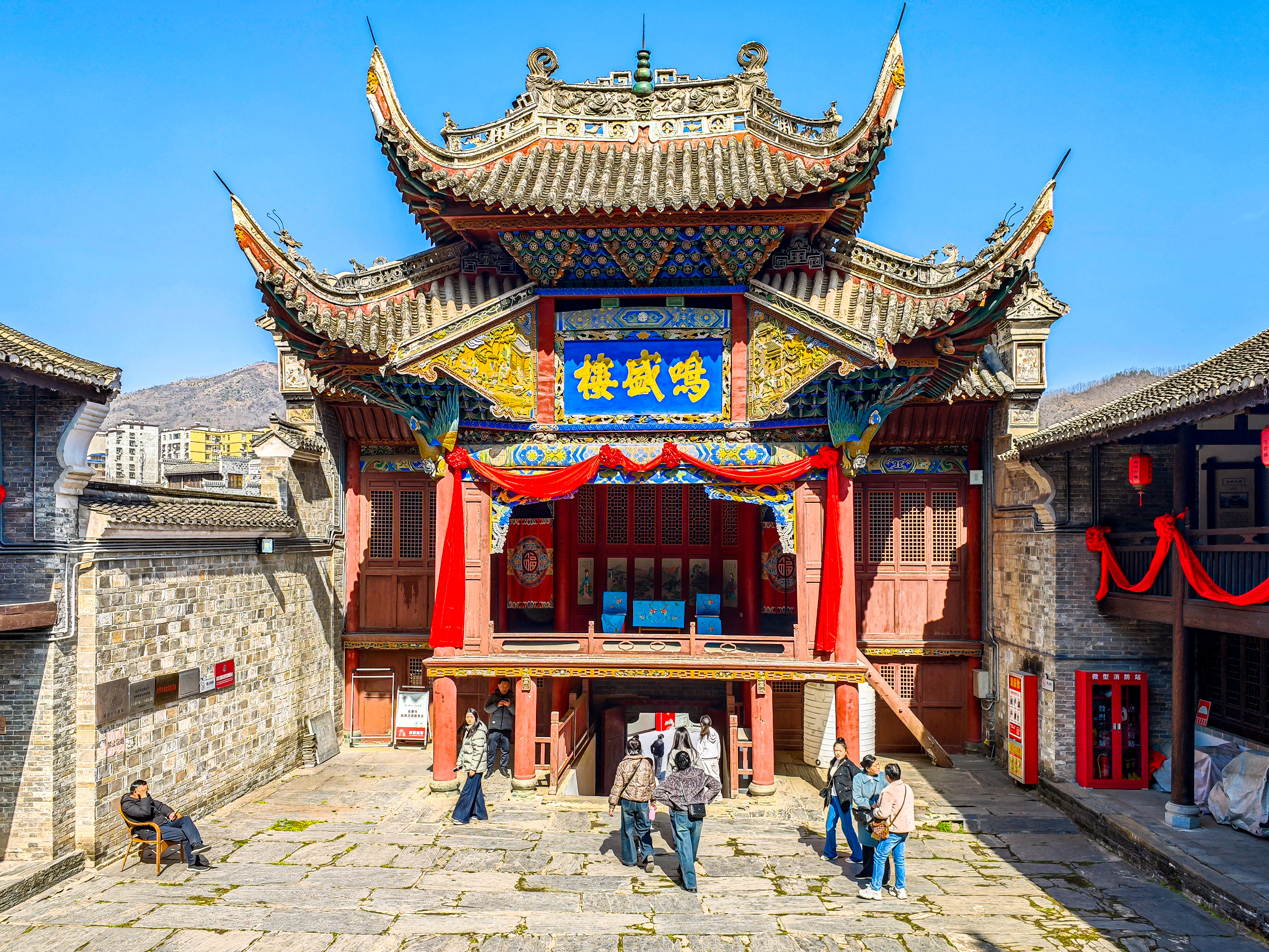 游客游覽鳴盛樓