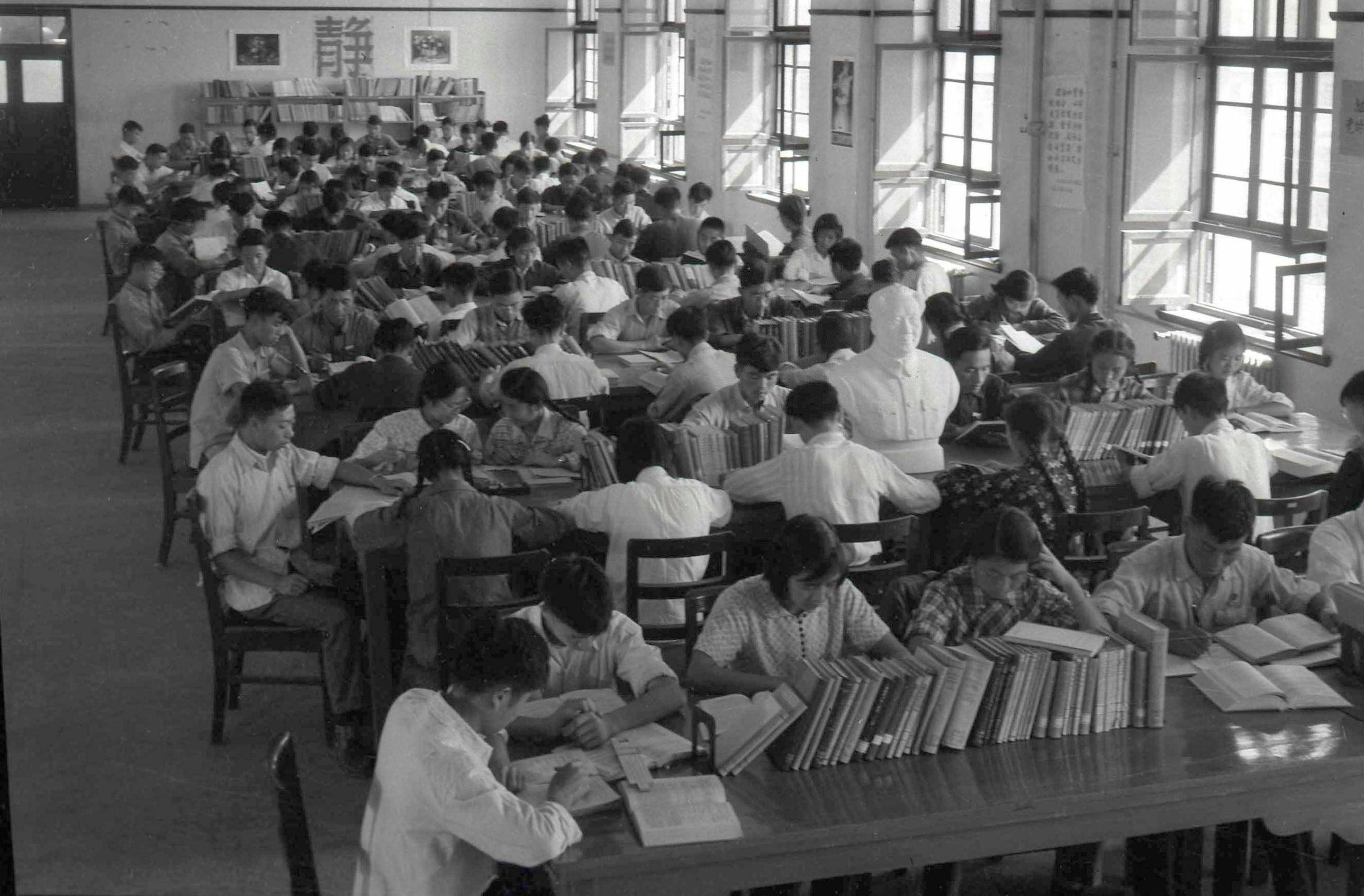 1959年，學生們在西遷后的交大校園圖書館閱覽室內(nèi)學習（資料照片）。